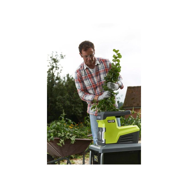 Измельчение садовым измельчителем Ryobi RSH3045U