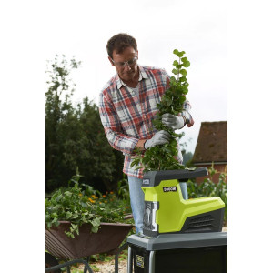 Измельчение садовым измельчителем Ryobi RSH3045U