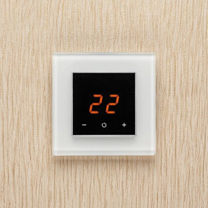Терморегулятор DeLUMO Orto 9003 White Pure на светлой стене