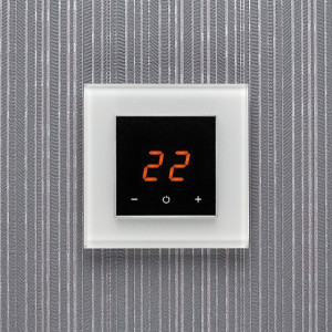 Терморегулятор DeLUMO Orto 9003 White Pure на темной стене