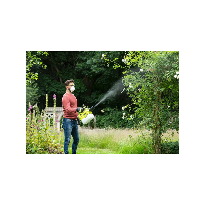 Фото применение распылителя Ryobi RY18FGA-0 на улице