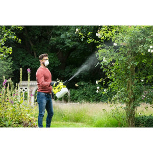 Фото применение распылителя Ryobi RY18FGA-0 на улице