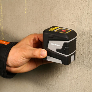 Лазерный уровень Deko DKLL11 065-0203 в руке