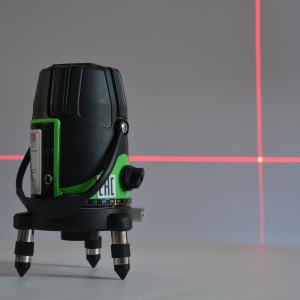 Лазерный уровень Zitrek LL1V1H 065-0177 проецирует крест