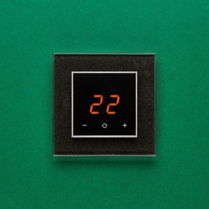 Терморегулятор DeLUMO Orto 0337 сияющий черный на зеленом фоне