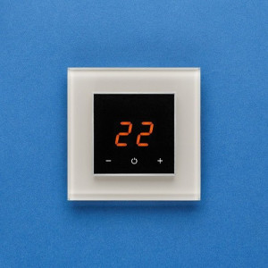 Терморегулятор DeLUMO Orto 0337 белый жемчуг на синей стене