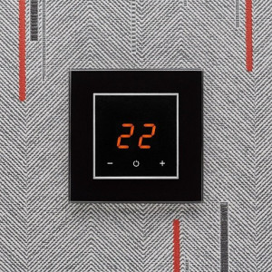 Терморегулятор DeLUMO Orto 9005 классический черный на серой стене