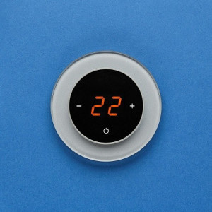 Терморегулятор DeLUMO Ronda 9006 серый металлик на синей стене