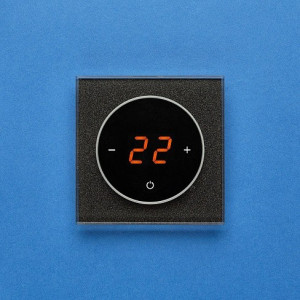 Терморегулятор DeLUMO Takto 0337 сияющий черный на синей стене