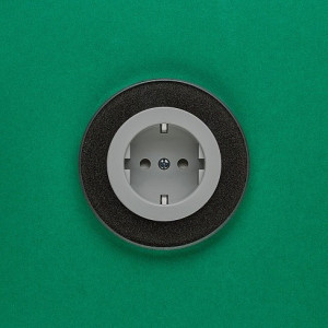 Розетка DeLUMO Ronda 0337 сияющий черный на зеленом фоне