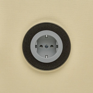 Розетка DeLUMO Ronda 0337 сияющий черный на бежевом фоне