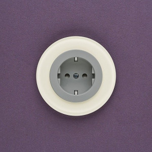 Розетка DeLUMO Ronda 1013 белый жемчуг на темном фоне