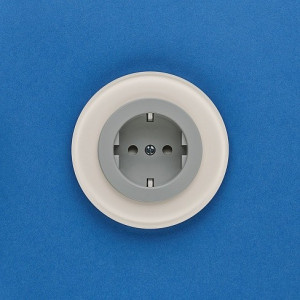 Розетка DeLUMO Ronda 1013 белый жемчуг на синем фоне