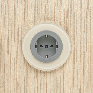 Розетка DeLUMO Ronda 1013 белый жемчуг на бежевом фоне