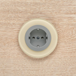 Розетка DeLUMO Ronda 1015 светлый бежевый на деревянном фоне