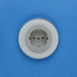 Розетка DeLUMO Ronda 9006 серый металлик на синем фоне