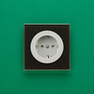 Розетка DeLUMO Takto 0337 сияющий черный на зеленом фоне