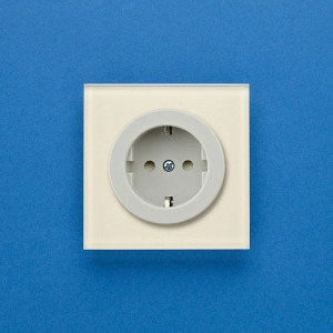 Розетка DeLUMO Takto 1013 белый жемчуг на синем фоне