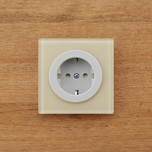 Розетка DeLUMO Takto 1015 светлый бежевый на деревянном фоне