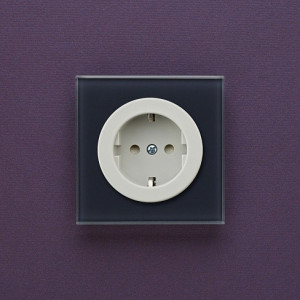 Розетка DeLUMO Takto 7016 антрацит на темном фоне