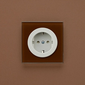 Розетка DeLUMO Takto 8017 темный коричневый на коричневом фоне