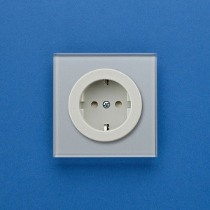 Розетка DeLUMO Takto 9006 серый металлик на синем фоне