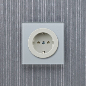 Розетка DeLUMO Takto 9006 серый металлик на сером фоне