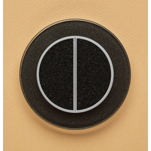 Двухканальный клавишный радиопульт DeLUMO Ronda 0337 сияющий черный на желтой стене