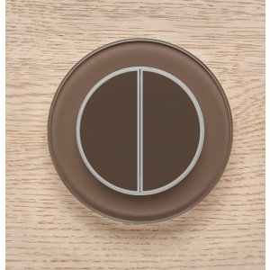 Двухканальный клавишный радиопульт DeLUMO Ronda 7013 натуральный коричневый на деревянной стене