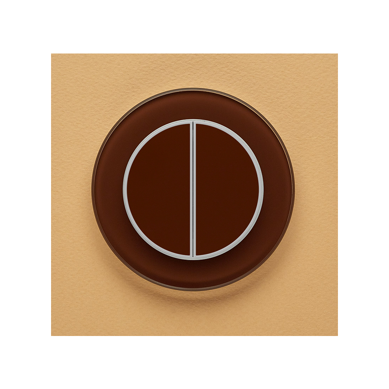 Двухканальный клавишный радиопульт DeLUMO Ronda 8017 темный коричневый  на оранжевой стене