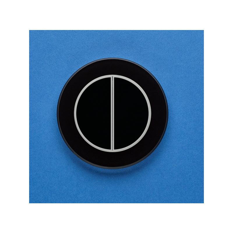 Двухканальный клавишный радиопульт DeLUMO Ronda 9005 классический черный на синей стене