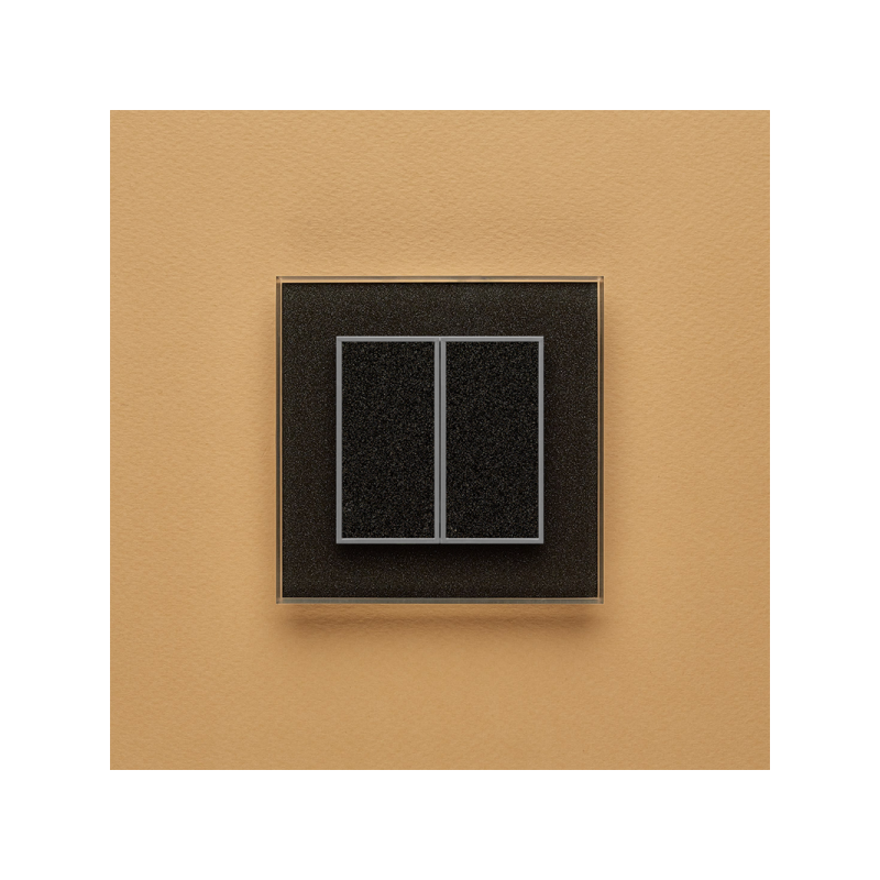 Одноканальный двухклавишный радиопульт DeLUMO Orto 0337 сияющий черный на бежевой стене