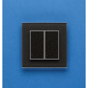 Одноканальный двухклавишный радиопульт DeLUMO Orto 0337 сияющий черный на синей стене