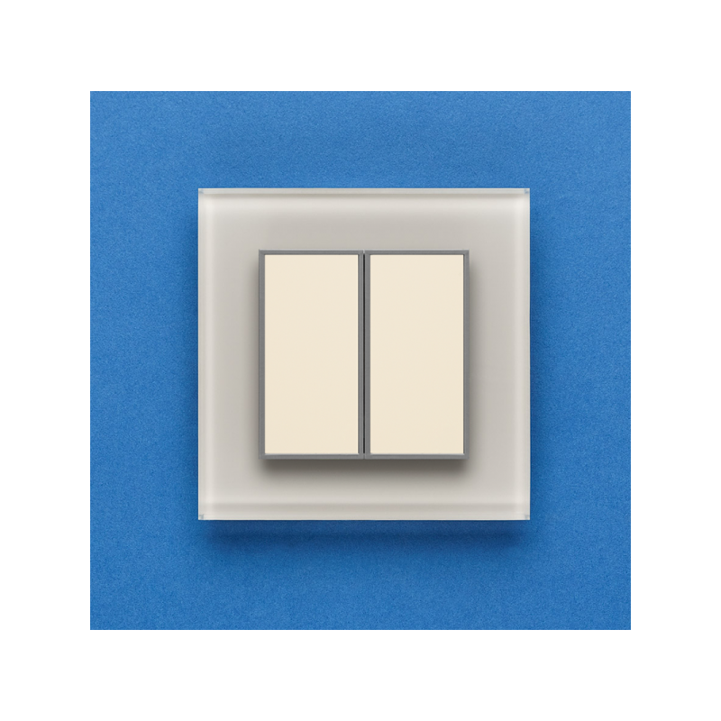 Одноканальный двухклавишный радиопульт DeLUMO Orto 1013 белый жемчуг на синей стене