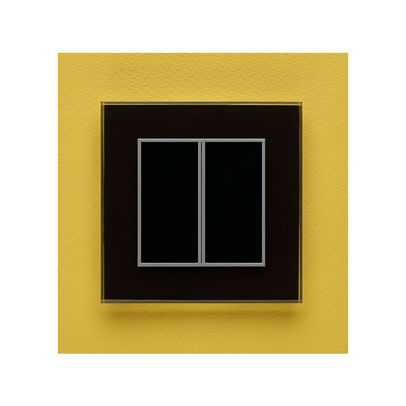 Одноканальный двухклавишный радиопульт DeLUMO Orto 9005 классический черный на желтой стене