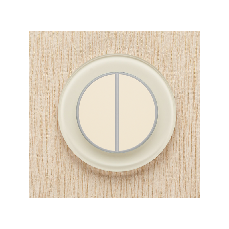 Одноканальный двухклавишный радиопульт DeLUMO Ronda 1013 белый жемчуг на деревянной стене