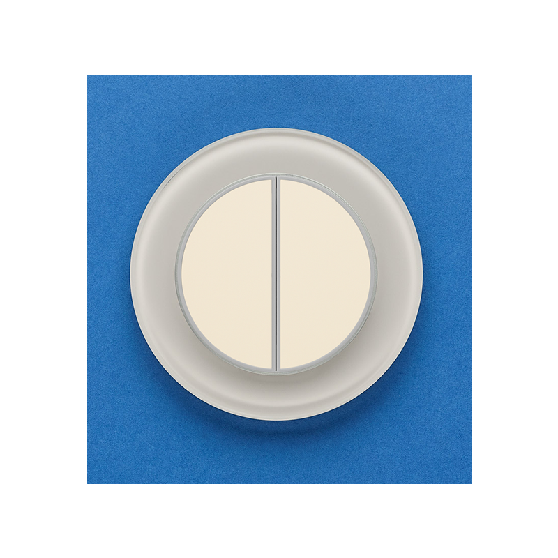 Одноканальный двухклавишный радиопульт DeLUMO Ronda 1013 белый жемчуг на синей стене