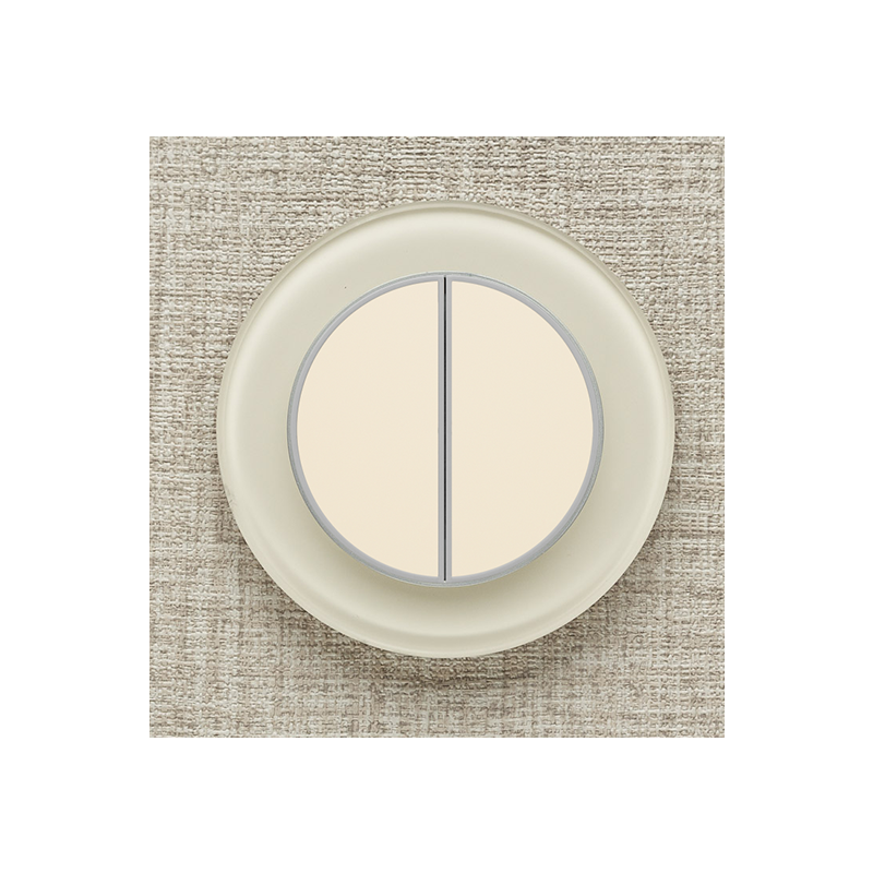 Одноканальный двухклавишный радиопульт DeLUMO Ronda 1013 белый жемчуг на бежевой стене