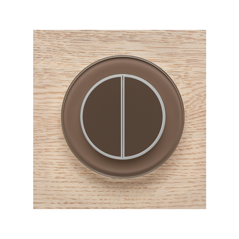 Одноканальный двухклавишный радиопульт DeLUMO Ronda 7013 натуральный коричневый на деревянной стене