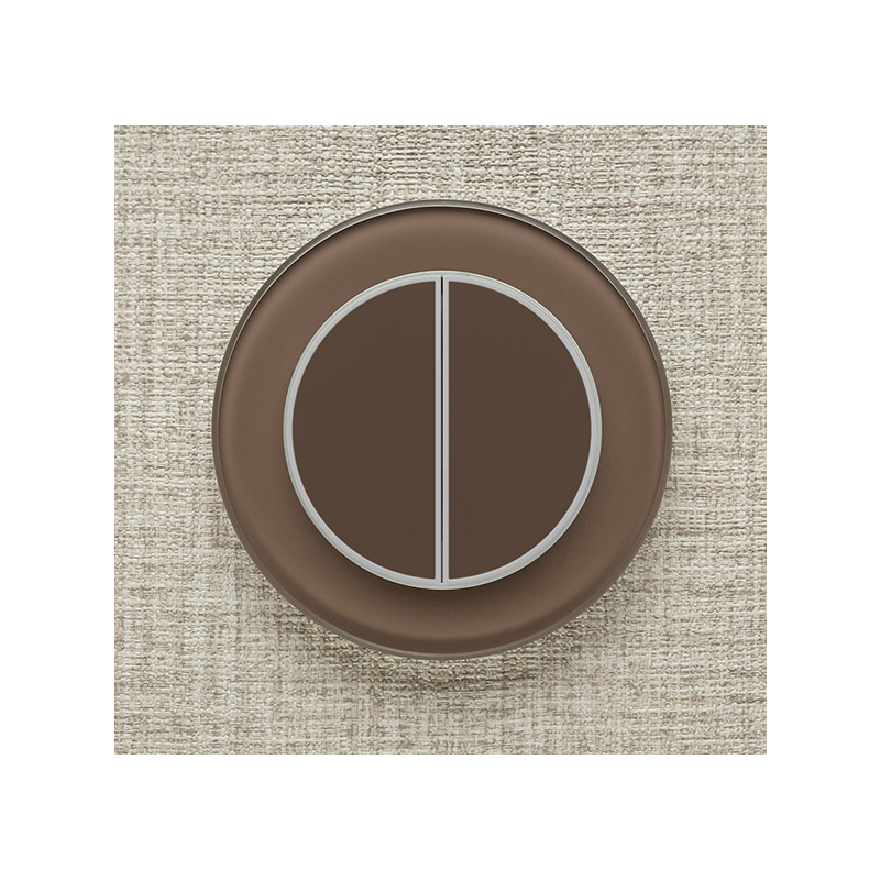 Одноканальный двухклавишный радиопульт DeLUMO Ronda 7013 натуральный коричневый на бежевой стене