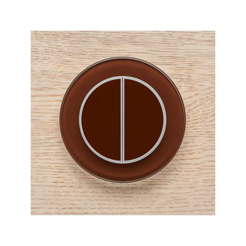 Одноканальный двухклавишный радиопульт DeLUMO Ronda 8017 темный коричневый на деревянной стене