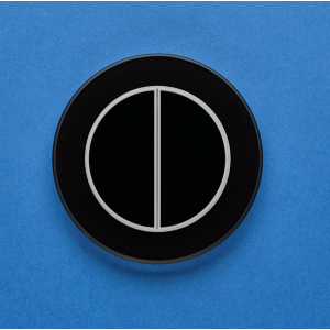 Одноканальный двухклавишный радиопульт DeLUMO Ronda 9005 классический черный на синей стене