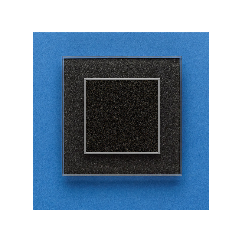 Одноканальный клавишный радиопульт DeLUMO Orto 0337 сияющий черный на синей стене