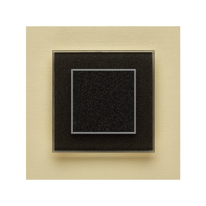 Одноканальный клавишный радиопульт DeLUMO Orto 0337 сияющий черный на бежевой стене