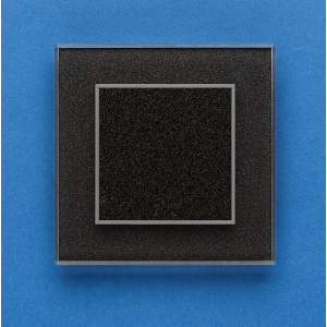 Одноканальный клавишный радиопульт DeLUMO Orto 0337 сияющий черный на синей стене