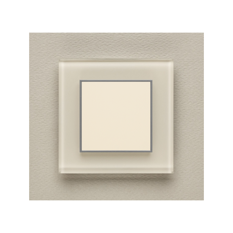 Одноканальный клавишный радиопульт DeLUMO Orto 1013 белый жемчуг на светлой стене