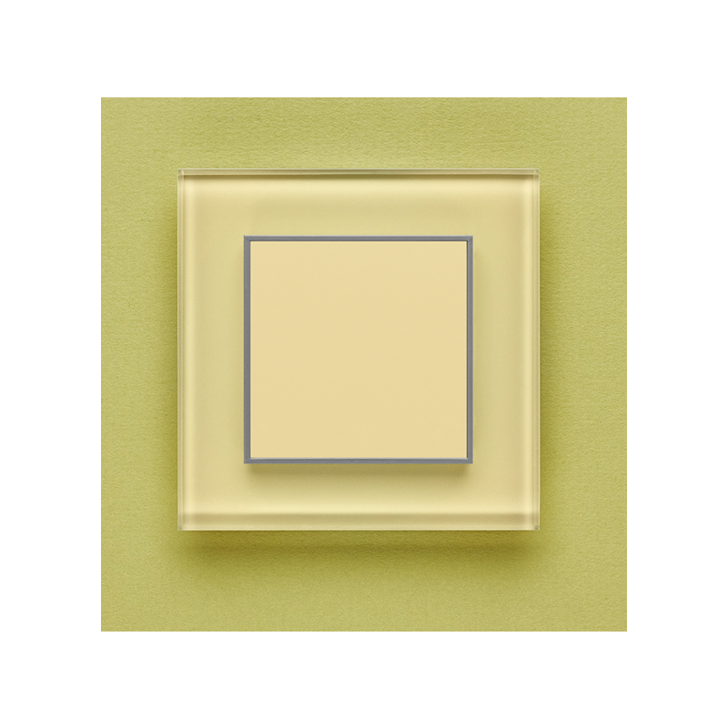 Одноканальный клавишный радиопульт DeLUMO Orto 1014 классический бежевый на зеленой стене