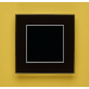 Одноканальный клавишный радиопульт DeLUMO Orto 9005 классический черный на желтой стене