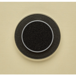 Одноканальный клавишный радиопульт DeLUMO Ronda 0337 сияющий черный на бежевой стене