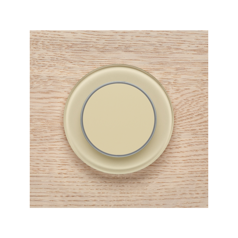 Одноканальный клавишный радиопульт DeLUMO Ronda 1015 светлый бежевый на деревянной стене